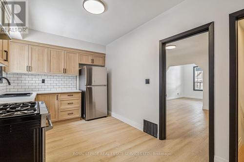 83 Barnesdale Avenue N, Hamilton, ON - Indoor Photo Showing Kitchen