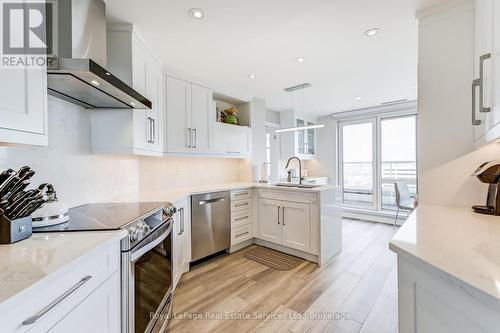 Ph1 - 60 Old Mill Road, Oakville (Oo Old Oakville), ON - Indoor Photo Showing Kitchen With Upgraded Kitchen