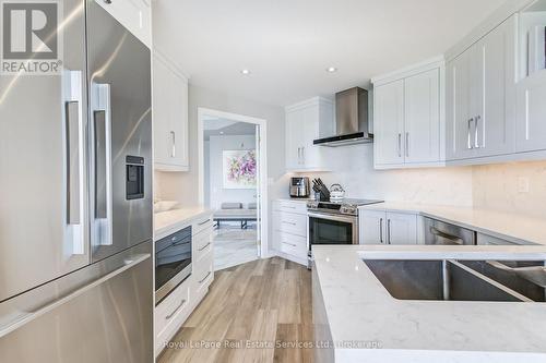 Ph1 - 60 Old Mill Road, Oakville (Oo Old Oakville), ON - Indoor Photo Showing Kitchen With Upgraded Kitchen