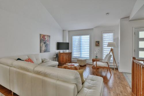 Salon - 1027 Rue Guindon, Prévost, QC 