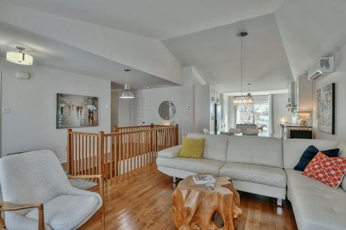 Salon - 1027 Rue Guindon, Prévost, QC 