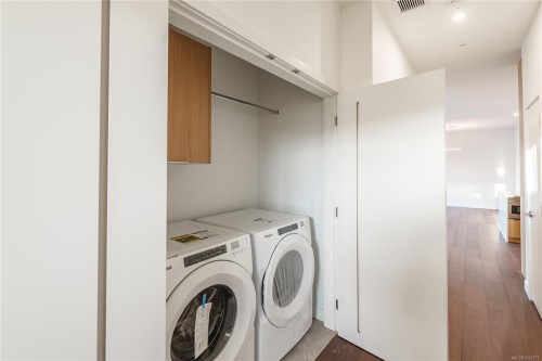 #105-9570 Fifth St, Sidney, BC - Indoor Photo Showing Laundry Room