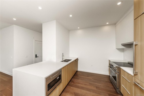 #105-9570 Fifth St, Sidney, BC - Indoor Photo Showing Kitchen With Double Sink