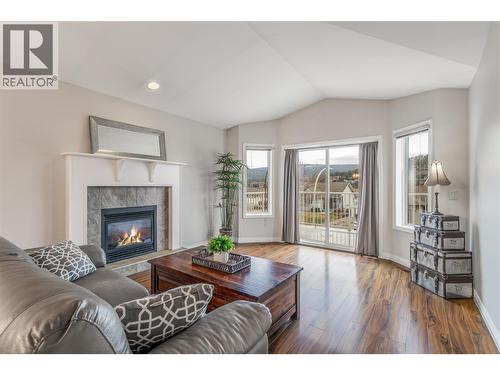 1490 Feedham Avenue, Kelowna, BC - Indoor Photo Showing Living Room With Fireplace