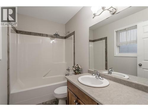 1490 Feedham Avenue, Kelowna, BC - Indoor Photo Showing Bathroom