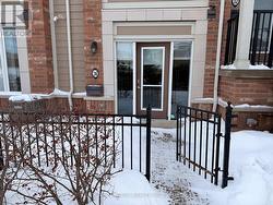 8 - 36 WALTER DOVE COURT E  Aurora, ON L4G 0S8