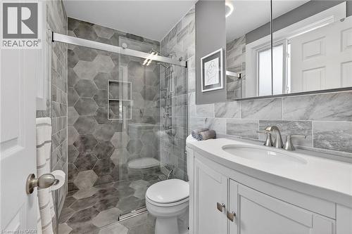 31 Maynard Street, Hamilton, ON - Indoor Photo Showing Bathroom