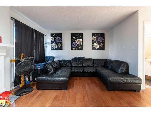 514 River Pt Nw, Edmonton, AB - Indoor Photo Showing Living Room
