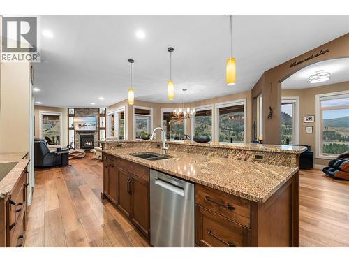 539 Carnoustie Drive, Kelowna, BC - Indoor Photo Showing Kitchen With Double Sink With Upgraded Kitchen
