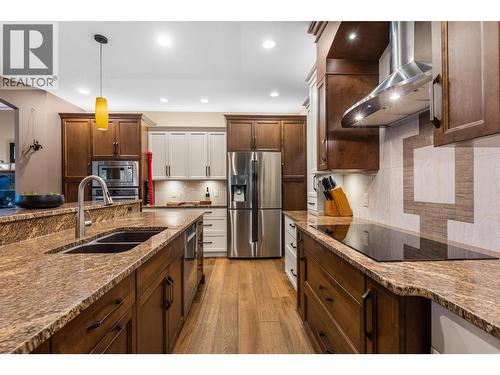 539 Carnoustie Drive, Kelowna, BC - Indoor Photo Showing Kitchen With Double Sink With Upgraded Kitchen