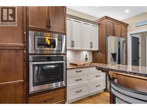 539 Carnoustie Drive, Kelowna, BC - Indoor Photo Showing Kitchen With Upgraded Kitchen