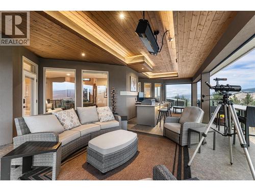 539 Carnoustie Drive, Kelowna, BC - Indoor Photo Showing Living Room
