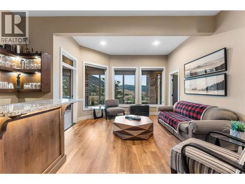 539 Carnoustie Drive, Kelowna, BC - Indoor Photo Showing Living Room