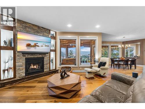 539 Carnoustie Drive, Kelowna, BC - Indoor Photo Showing Living Room With Fireplace
