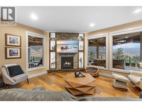 539 Carnoustie Drive, Kelowna, BC - Indoor Photo Showing Living Room With Fireplace