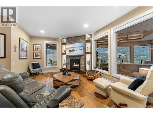 539 Carnoustie Drive, Kelowna, BC - Indoor Photo Showing Living Room With Fireplace