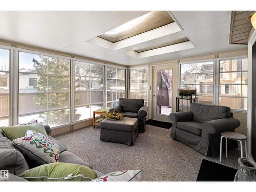 519 Buchanan Rd Nw, Edmonton, AB - Indoor Photo Showing Living Room