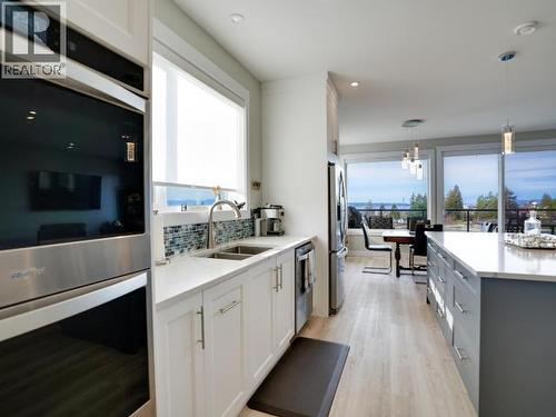 4351 Quebec Ave, Powell River, BC - Indoor Photo Showing Kitchen With Double Sink With Upgraded Kitchen