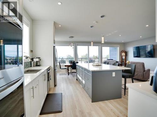 4351 Quebec Ave, Powell River, BC - Indoor Photo Showing Kitchen With Double Sink With Upgraded Kitchen