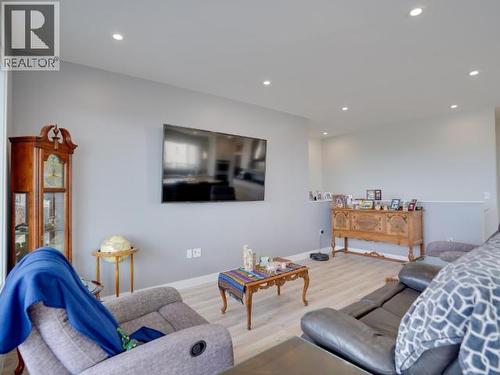 4351 Quebec Ave, Powell River, BC - Indoor Photo Showing Living Room