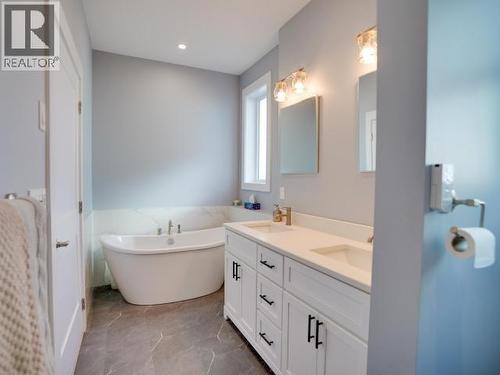 4351 Quebec Ave, Powell River, BC - Indoor Photo Showing Bathroom