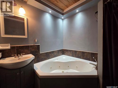 2011 Main Street, Edam, SK - Indoor Photo Showing Bathroom