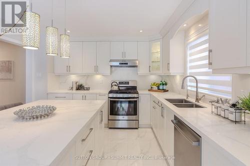 1104 Ambercroft Lane, Oakville, ON - Indoor Photo Showing Kitchen With Upgraded Kitchen