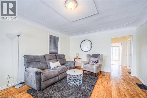 100 Reid Avenue S, Hamilton, ON - Indoor Photo Showing Living Room