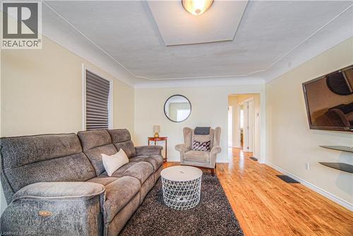100 Reid Avenue S, Hamilton, ON - Indoor Photo Showing Living Room