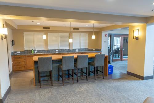 438-1099 Sunset Drive, Kelowna, BC - Indoor Photo Showing Dining Room