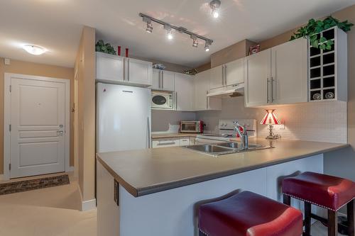 438-1099 Sunset Drive, Kelowna, BC - Indoor Photo Showing Kitchen With Double Sink