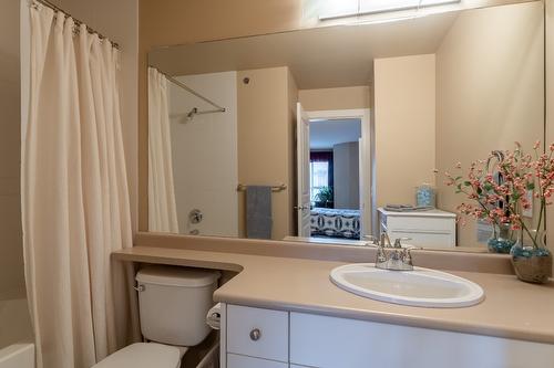 438-1099 Sunset Drive, Kelowna, BC - Indoor Photo Showing Bathroom