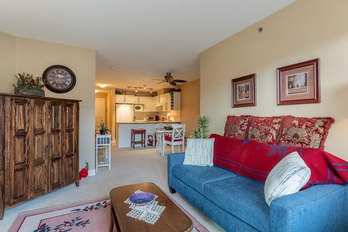 438-1099 Sunset Drive, Kelowna, BC - Indoor Photo Showing Living Room