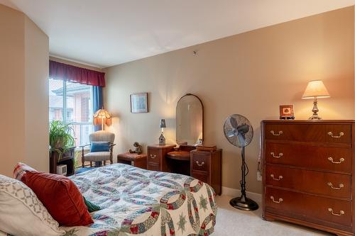 438-1099 Sunset Drive, Kelowna, BC - Indoor Photo Showing Bedroom