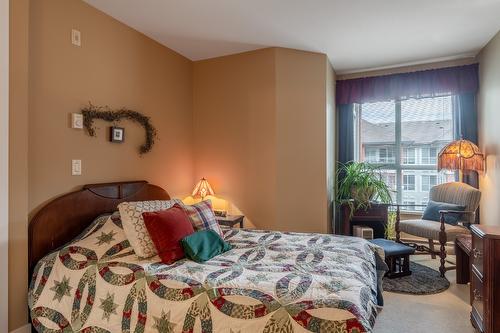 438-1099 Sunset Drive, Kelowna, BC - Indoor Photo Showing Bedroom