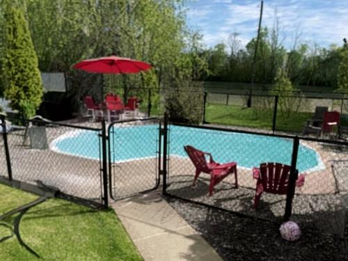 Backyard - 57  - 57A 47E Avenue, Saint-Eustache, QC - Outdoor With In Ground Pool With Backyard