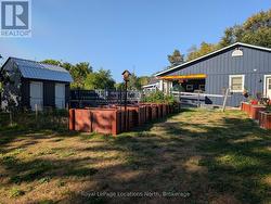 Lots of room for a garden and boxes - 