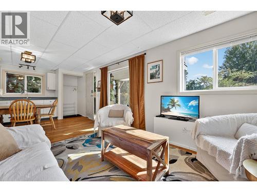 2435 Butt Road, West Kelowna, BC - Indoor Photo Showing Living Room