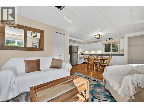 2435 Butt Road, West Kelowna, BC - Indoor Photo Showing Living Room