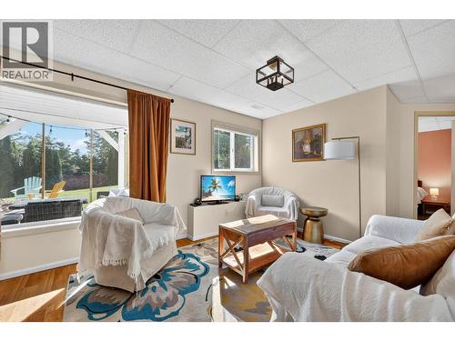 2435 Butt Road, West Kelowna, BC - Indoor Photo Showing Living Room
