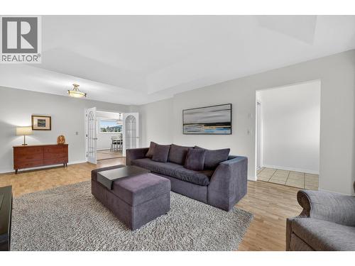 2435 Butt Road, West Kelowna, BC - Indoor Photo Showing Living Room