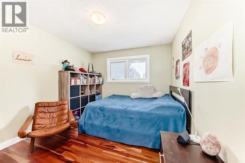 12 Varbow Place Nw, Calgary, AB - Indoor Photo Showing Bedroom