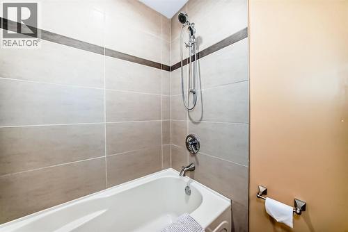 12 Varbow Place Nw, Calgary, AB - Indoor Photo Showing Bathroom