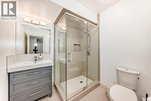 12 Varbow Place Nw, Calgary, AB - Indoor Photo Showing Bathroom