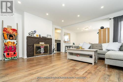 MARKHAM, ON - Indoor Photo Showing Living Room