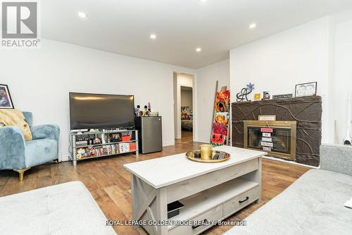 MARKHAM, ON - Indoor Photo Showing Living Room