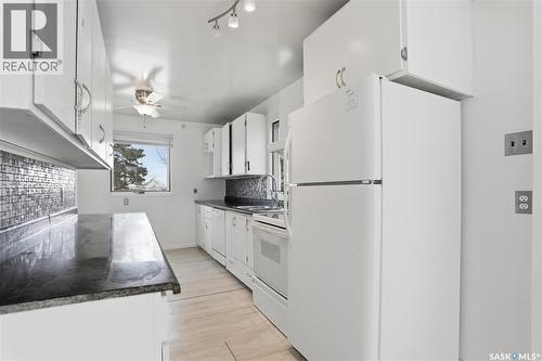 10 Connaught Place, Saskatoon, SK - Indoor Photo Showing Kitchen