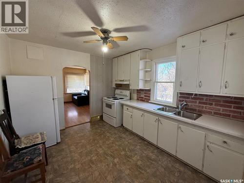 307 Main Street, Alsask, SK - Indoor Photo Showing Kitchen With Double Sink