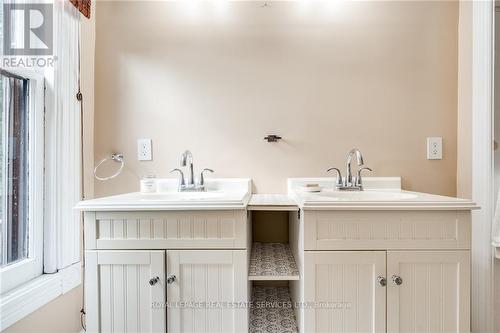 100 Grant Avenue, Hamilton, ON - Indoor Photo Showing Bathroom