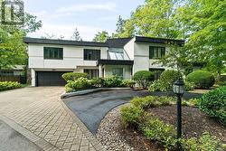 988 TENNYSON AVENUE  Mississauga, ON L5H 2Z1